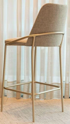 Banqueta Alta Estofada - Tecido com Design de Laterais Metálicas