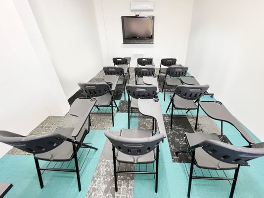 Cadeira Universitária Preta –  Dobrável com Prancheta e Grade