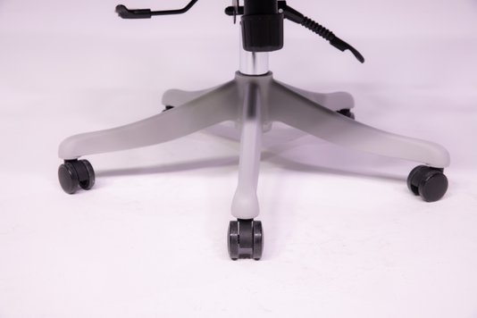 Cadeira Diretor Cinza – Ergonômica e Confortável para Escritório