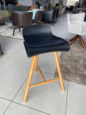 Banqueta Fixa com pés em madeira e Assento Preto