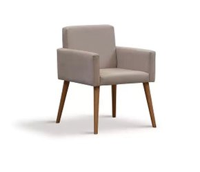 Poltrona Fixa Bege – Estofada com Pés em Eucalipto